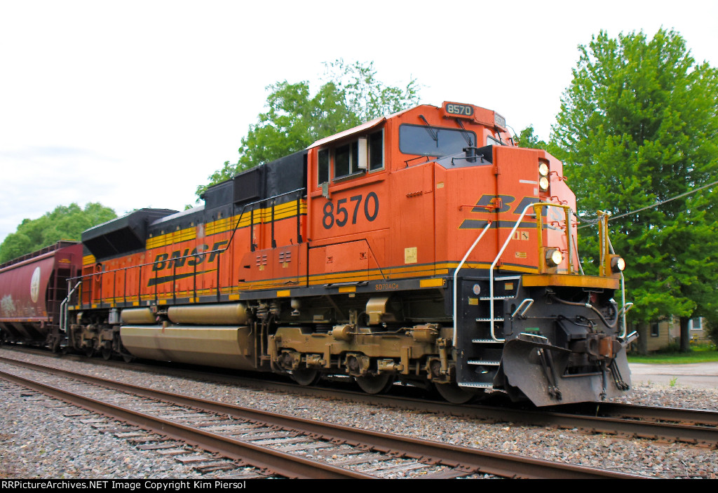 BNSF 8570